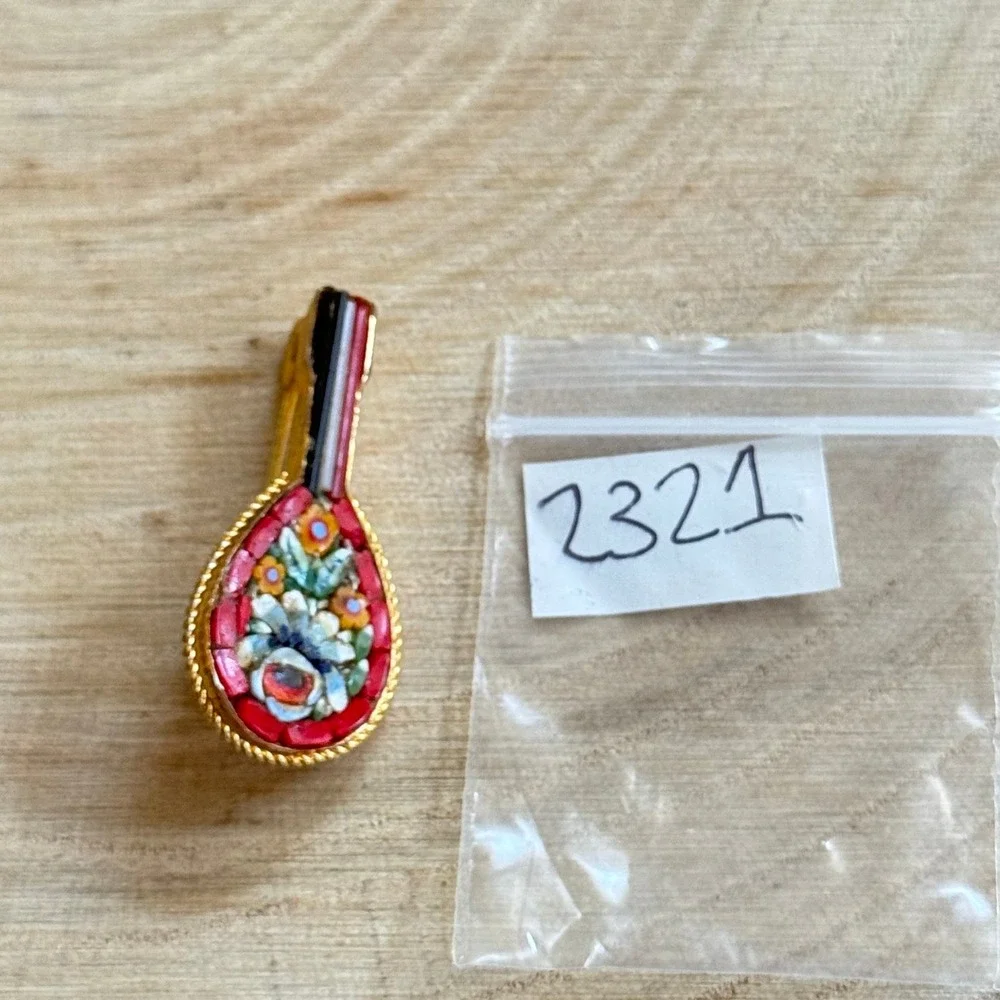 N/A vt brooch
